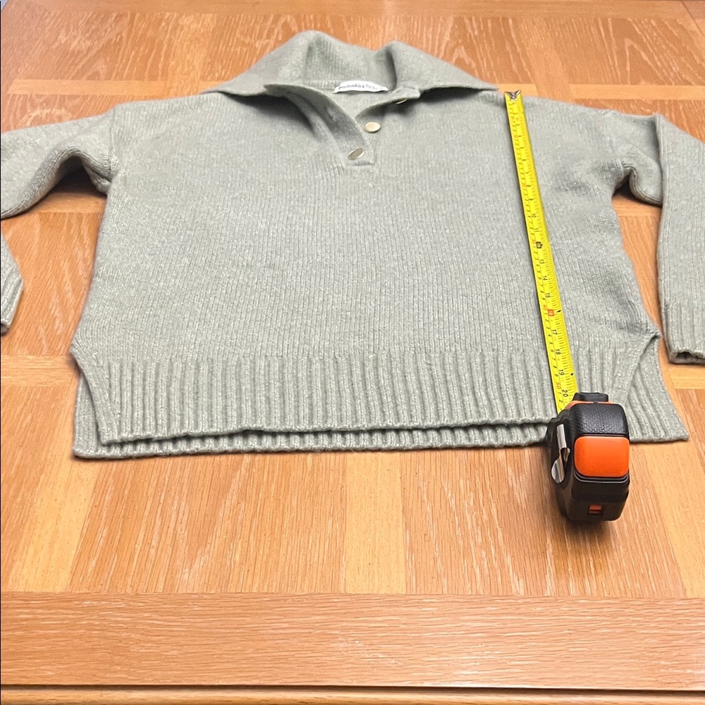 Abercrombie & Fitch Light Gray V-Neck Sweater
